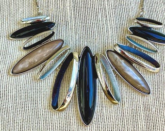 Collar llamativo negro y plateado: joyería geométrica moderna de 21 pulgadas inspirada en las pasarelas.