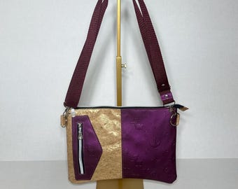 Bolsa transversal Star Wars: couro sintético roxo e monograma de cortiça