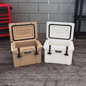 18th Scale Yeti Cooler Customizable Miniature Cooler Scale Miniature Crawler Accessories Garage Diorama Prop Scx Rock Crawler Accessory