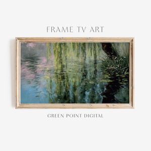 Puede incluir: Una impresión artística digital enmarcada que presenta una serena escena acuática con sauces llorones y nenúfares. La obra de arte tiene un estilo suave e impresionista con verdes, azules y rosas apagados. El texto en el marco dice "FRAME TV ART" y "GREEN POINT DIGITAL."