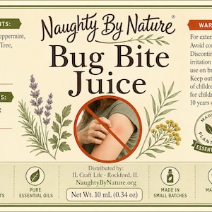 Könnte beinhalten: Ein Etikett für "Naughty By Nature Bug Bite Juice" mit cremefarbenem Hintergrund und grünen und braunen Akzenten. Das Etikett listet Zutaten, Anweisungen und Warnhinweise auf. Das Nettogewicht beträgt 10 ml.