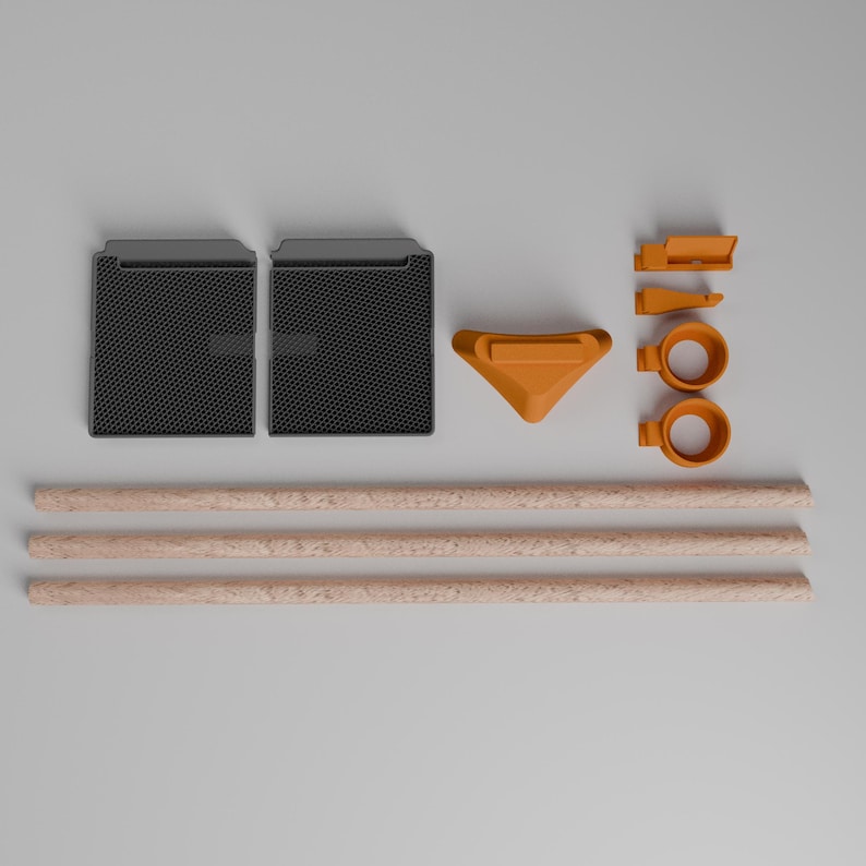Peut inclure: Un ensemble de composants comprenant trois tiges en bois clair, deux panneaux rectangulaires noirs avec une texture en maille fine, une pi&egrave;ce triangulaire orange et quatre petites pi&egrave;ces de quincaillerie orange dont deux anneaux et deux supports.