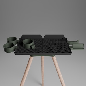 Peut inclure: Une table tripode vert fonc&eacute; dot&eacute;e d'un plateau rectangulaire &agrave; surface noire textur&eacute;e, de deux porte-gobelets int&eacute;gr&eacute;s sur le c&ocirc;t&eacute; gauche et d'un petit compartiment de rangement rectangulaire fix&eacute; sur le c&ocirc;t&eacute; droit du cadre.