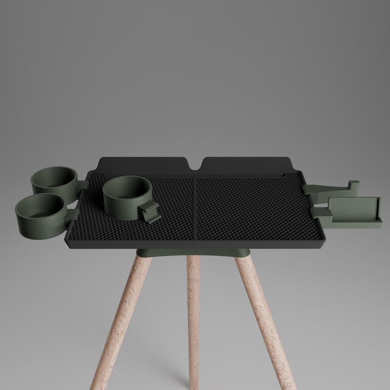 Peut inclure: Une table tripode vert fonc&eacute; dot&eacute;e d'un plateau rectangulaire &agrave; surface noire textur&eacute;e, de deux porte-gobelets int&eacute;gr&eacute;s sur le c&ocirc;t&eacute; gauche et d'un petit compartiment de rangement rectangulaire fix&eacute; sur le c&ocirc;t&eacute; droit du cadre.