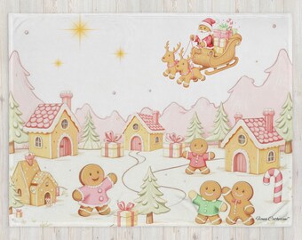 Puede incluir: Una manta blanca con temática navideña con una ilustración caprichosa. El diseño incluye hombres de jengibre, casas, Papá Noel en un trineo y renos. La manta tiene un esquema de color rosa claro y amarillo, con un bastón de caramelo y regalos.