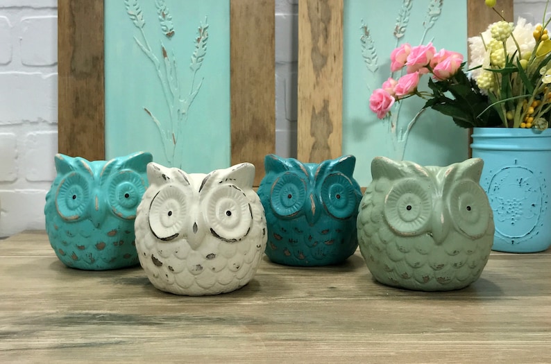 Puede incluir: Cuatro figuritas de b&uacute;ho de cer&aacute;mica en varios tonos de azul y verde. Los b&uacute;hos tienen ojos blancos y est&aacute;n desgastados para un aspecto vintage.