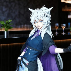 Op de afbeelding: Gedetailleerd beeldje van een anime-stijl karakter met wit haar, blauwe ogen en katachtige oren. Het karakter draagt een donkerblauw vest, een paarse cape en zwarte handschoenen. De figuur poseert voor een bar.