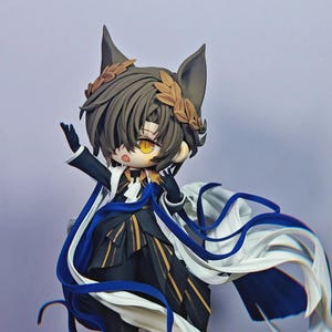 Op de afbeelding: Een rustiek houten bord met de tekst "Welcome to our home" in witte letters. Het bord heeft een verweerde afwerking en een eenvoudig, uitnodigend ontwerp, perfect voor entree decoratie.