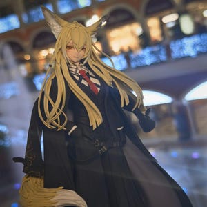 Op de afbeelding: Gedetailleerd beeldje van een personage met vosachtige oren en een staart. Het figuur draagt een zwart pak met een rode stropdas en een lange zwarte jas. Het personage heeft lang blond haar en staat tegen een vage achtergrond.