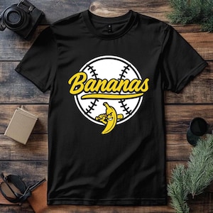 Plátanos de béisbol PNG: divertida mascota de plátano, descarga digital, clipart de humor deportivo para merchandising