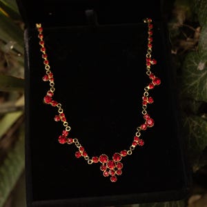Vintage Rubinrött Strasshalsband – Guldfärgade Statement-smycken från mitten av århundradet