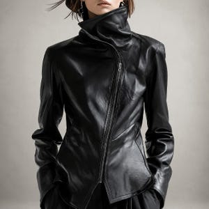 以下が含まれることがあります： 高い構造のファンネルカラーと非対称のフロントジッパーを備えた黒いレザージャケット。長袖でウエストが絞られたフィット感のあるシルエットで、ほのかな光沢のある滑らかなダーク素材で作られています。