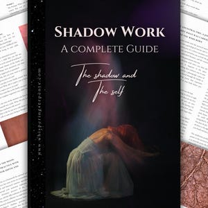 Könnte beinhalten: Ein Buchcover mit dem Titel "SHADOW WORK A COMPLETE GUIDE" und dem Untertitel "The shadow and the self". Das Cover zeigt eine Frau in einem fließenden Kleid mit langen roten Haaren in einer dunklen, ätherischen Umgebung. Die Website www.whisperingserpents.com ist sichtbar.
