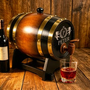 Peut inclure: Un tonneau en bois avec des accents en laiton et le nom "PETER" sur le devant, distribuant un liquide rouge dans un verre. Une bouteille de vin rouge est à gauche. Le tonneau est sur un support noir.