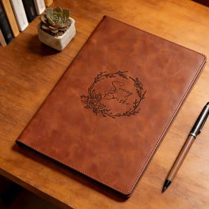 Puede incluir: Un juego de tres tazas de cerámica con un acabado mate moteado. Las tazas son de color crema, gris claro y gris oscuro. Cada taza tiene un diseño simple y minimalista, ideal para café o té.