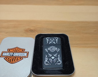 VTG Harley-Davidson Zippo Feuerzeug mit aufwendigen filigranen und klassischen Bar Shield schwarz matt Pulver