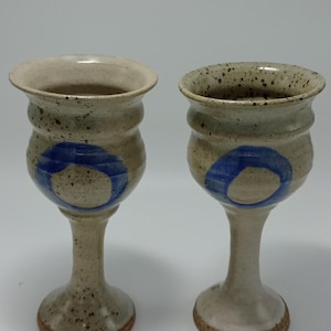 Beker steengoed gespikkeld geglazuurd aardewerk wijnglas D.K. Gesigneerde set van 2