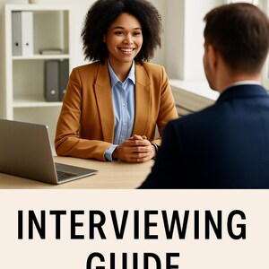 Puede incluir: Una mujer con una blazer color canela y camisa azul sonríe durante una entrevista. Un hombre con un traje azul marino está sentado frente a ella. Una computadora portátil está sobre el escritorio marrón claro. El texto "INTERVIEWING GUIDE" está en la parte inferior de la imagen.