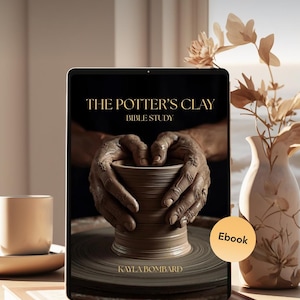 Könnte beinhalten: Ein digitales Tablet zeigt den Titel "THE POTTER'S CLAY BIBLE STUDY" mit einem Bild von Händen, die Ton formen. Das E-Book-Cover enthält auch den Namen des Autors, Kayla Bombard, und einen "Ebook"-Aufkleber.