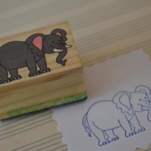 Sello de goma montado en madera con forma de elefante