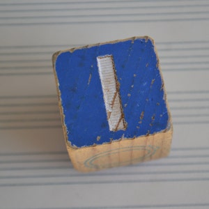 Imán para refrigerador con inicial de letra de bloque de madera azul vintage I