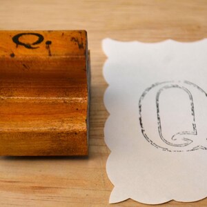Vintage Klassenzimmer Anfangsmonogramm Buchstabe mit Holzgriff Gummimontierter Stempel - Q