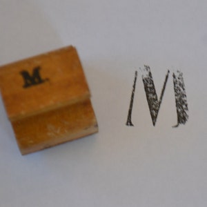 Vintage salle de classe initiale monogramme majuscule minuscule lettre bois manipulé caoutchouc monté timbre - M