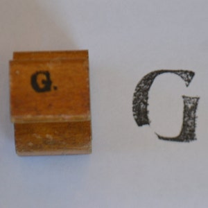 Vintage aula inicial monograma mayúscula letra minúscula mango de madera sello montado en goma - G