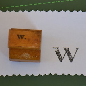Vintage aula inicial monograma mayúscula letra minúscula mango de madera sello montado en goma - W