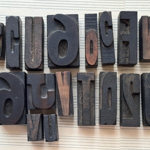 Bloque de impresión tipográfica antigua de madera con letra y número - Elija la letra