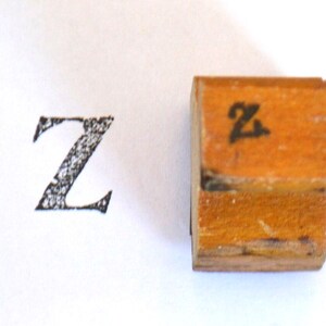 Vintage Klassenzimmer Anfangsmonogramm Großbuchstaben Kleinbuchstaben mit Holzgriff Auf Gummi montierter Stempel - Z