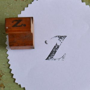 Vintage Klassenzimmer Anfangsmonogramm Großbuchstaben Kleinbuchstaben mit Holzgriff Auf Gummi montierter Stempel - Z Lot # 3