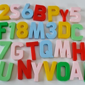 Lote de 27 letras y números de juguete para niños de plástico vintage, colorido y multicolor