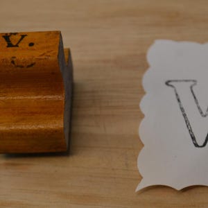 Vintage Klassenzimmer Anfangsmonogramm Buchstabe mit Holzgriff Gummimontierter Stempel - V