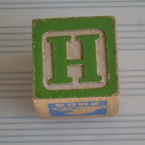 Imán para refrigerador con inicial de letra de bloque de madera verde vintage H
