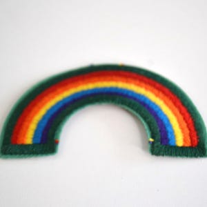 Distintivo vintage recuperado do arco-íris das escoteiras