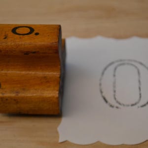 Vintage Klassenzimmer Anfangsmonogramm Buchstabe mit Holzgriff, auf Gummi montierter Stempel - 0 o