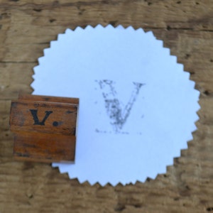Vintage Klassenzimmer erste Monogramm Brief Holz behandelt Gummi montiert Stempel - V Lot 1