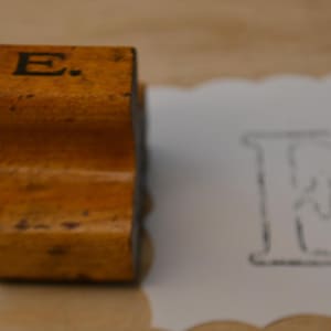 Vintage Klassenzimmer Anfangsmonogramm Buchstabe mit Holzgriff, Gummi montiert Stempel - E