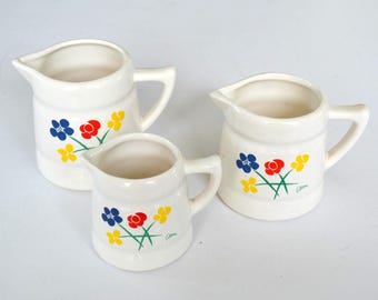 Juego de 3 tazas medidoras de cerámica blanca con estampado floral vintage de Saltera para cocina.