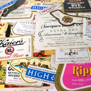 Könnte beinhalten: Eine Sammlung von Vintage-Papieretiketten für verschiedene alkoholische Getränke wie Whiskey, Bier und Champagner. Die Etiketten zeichnen sich durch unterschiedliche Typografien, Markennamen wie Kaier's und Jacques Bonet sowie grafische Illustrationen aus.