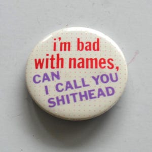 Botón/pin vintage "Soy malo con los nombres"
