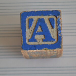 Imán para refrigerador con inicial en forma de letra de imprenta azul vintage A