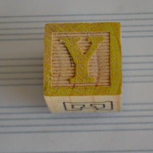 Imán para refrigerador con inicial de letra de bloque de madera amarilla vintage Y