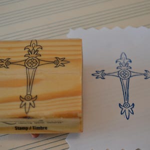 Sello de goma montado en madera con cruz celta religiosa de recuerdos antiguos