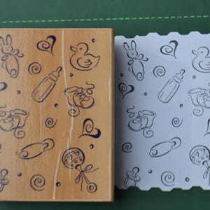 Vintage bébé nouveau-né tampon en caoutchouc monté sur bois