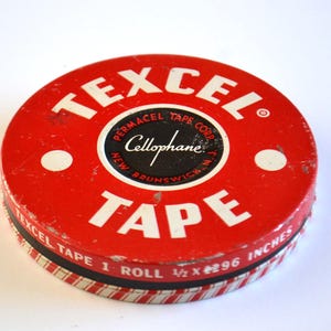 Boîte distributrice ronde en métal rouge vintage de marque Texcel