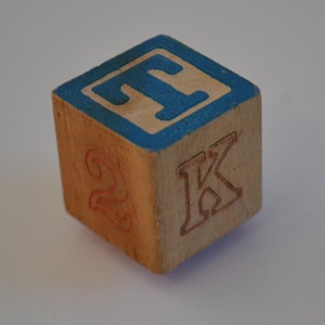 Imán para refrigerador con inicial en blanco y azul vintage con letra de imprenta T