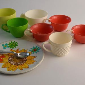Vintage barnleksaker, plast, metall, tallrikar och koppar, blandade leksaker, 9 st