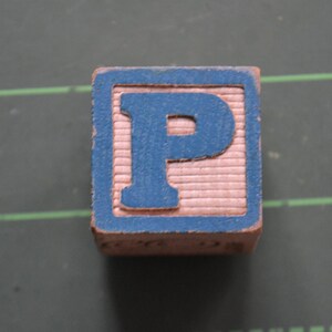 Imán para refrigerador con inicial de letra de bloque de madera azul vintage P
